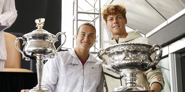 Sinner e Sabalenka insieme con i trofei dell'Australian Open: che show a Melbourne