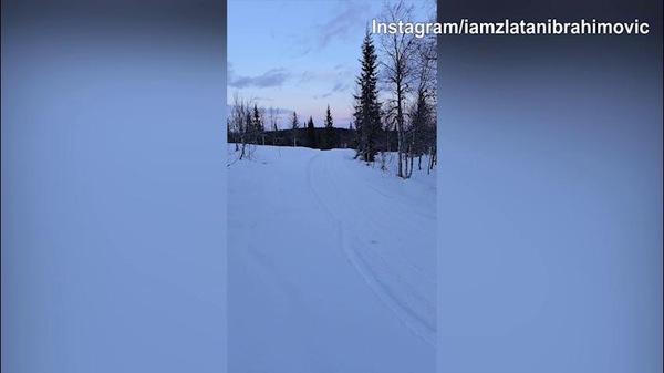 Ibra show con la motoslitta sulla neve