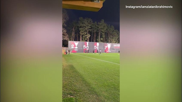 Milan, Ibra osserva l’allenamento