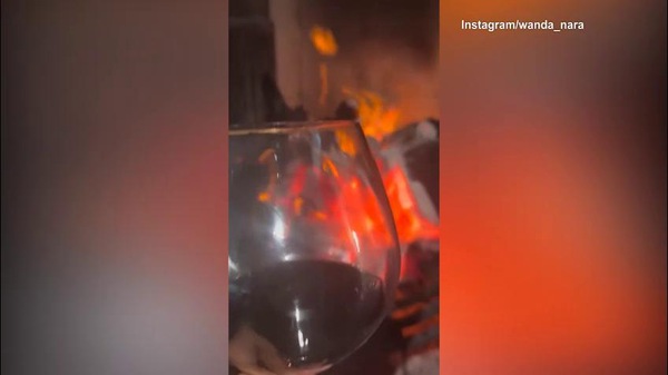 Wanda Nara, bicchiere di vino davanti al braciere