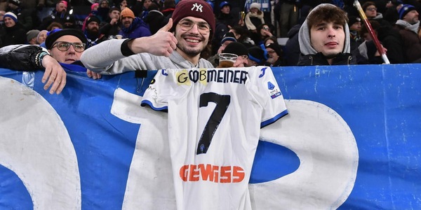 Koopmeiners cancellato dai tifosi dell'Atalanta: il nome sulla maglia diventa un altro