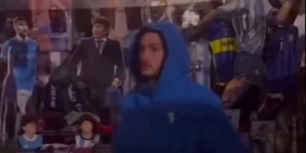 Napoli, l'addio di Kvara davanti al murales di Maradona
