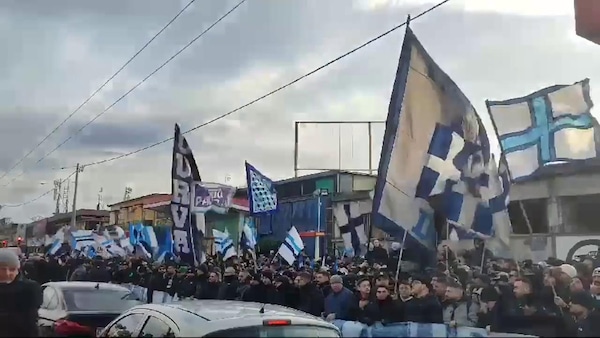 Napoli, migliaia di tifosi a Capodichino caricano la squadra