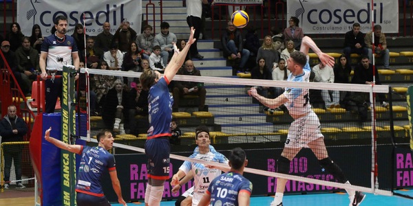 Aversa fa la voce grossa in casa di Acicastello
