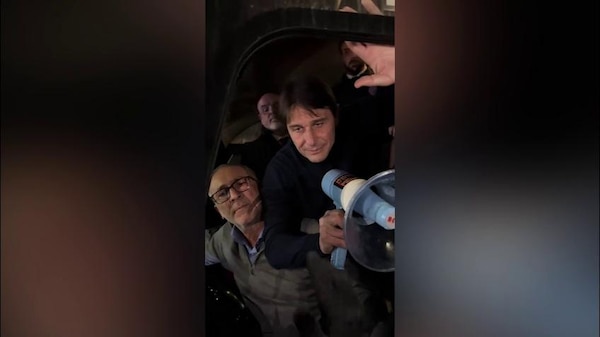 Conte, il saluto ai tifosi con il megafono: "Forza Napoli"