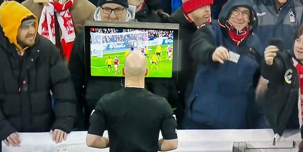 L'arbitro Taylor ancora nel mirino: i tifosi lo prendono in giro senza pietà