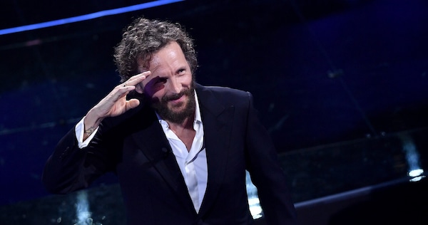 Sanremo 2025, Carlo Conti annuncia Jovanotti. Ma è giallo sui social