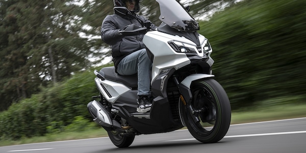 ADX 300: avventure urbane e non solo