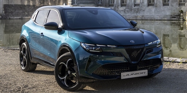 Nuova Alfa Romeo Junior ibrida a trazione integrale
