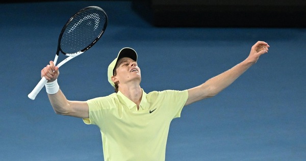 Sinner impressionante, bis agli Australian Open: batte Zverev in tre set e trionfa ancora