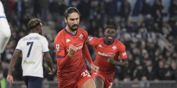 Adli e Beltran puniscono la Lazio, palo di Pedro al 99': la Fiorentina sale al sesto posto. Rivivi la diretta