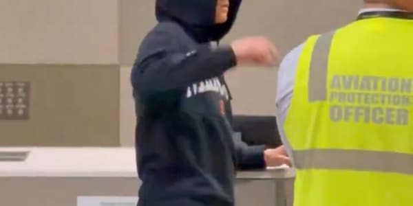 Sinner aspetta l'imbarco a Melbourne a modo suo