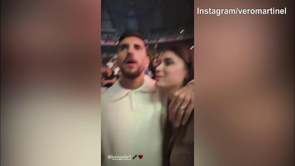 Pellegrini al concerto di Max Pezzali con la moglie