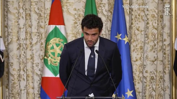 Berrettini a Mattarella: "Presidente si può alzare?"