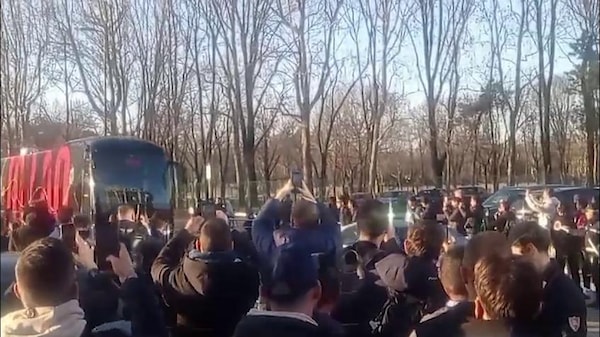 Milan, il pullman rossonero arriva a San Siro