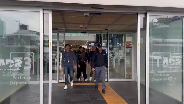 Roma, lo sbarco di Nelsson a Fiumicino: il saluto ai tifosi in italiano