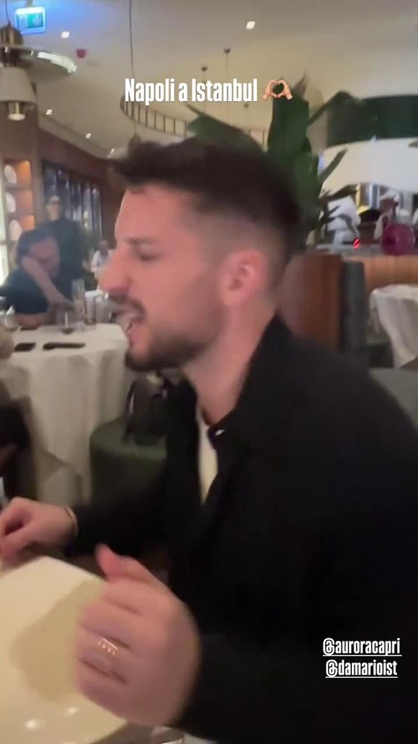 Mertens canta “Sono un napoletano vero” a Istanbul: tifosi impazziti