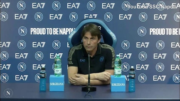 Conte, siparietto in conferenza: "Sfumature di grigio? No, sono per il bianco o il nero..anzi aspettate..."