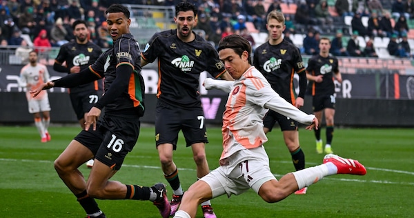 La Roma vince anche a Venezia: sotto al diluvio decide Dybala su rigore