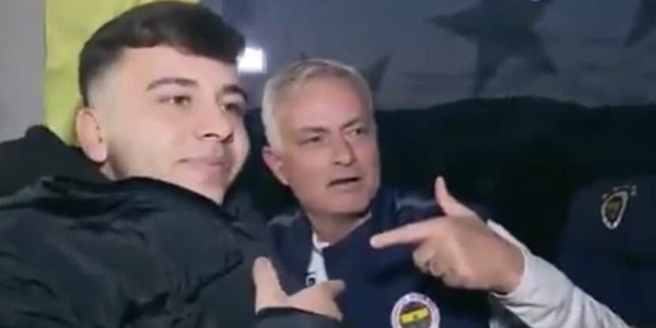 Mourinho, il bellissimo gesto per un tifoso del Fenerbahce: ferma il bus e...