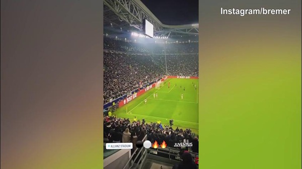 Juve, Bremer festeggia dalla tribuna la vittoria contro il Psv