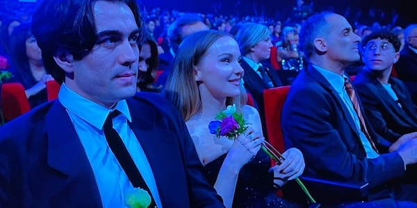 Damiano David incanta Sanremo: chi è l'uomo seduto accanto alla fidanzata Dove Cameron in prima fila