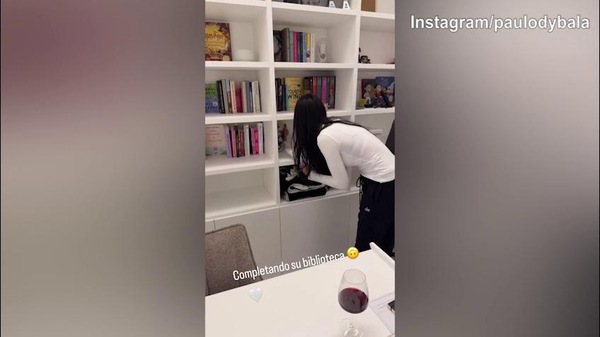 San Valentino in casa Dybala con...Oriana che sistema la libreria