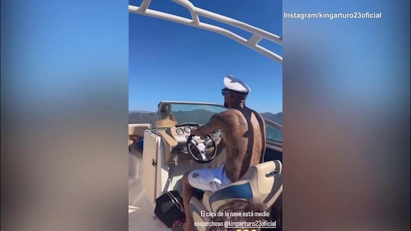 Capitan Vidal al timone della barca