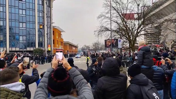Milan-Feyenoord, i pullman delle squadre arrivano a San Siro