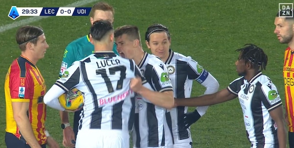 Clamoroso Lucca, calcia il rigore: tutti i compagni contro, Runjaic lo sostituisce. Caos totale in Lecce-Udinese!