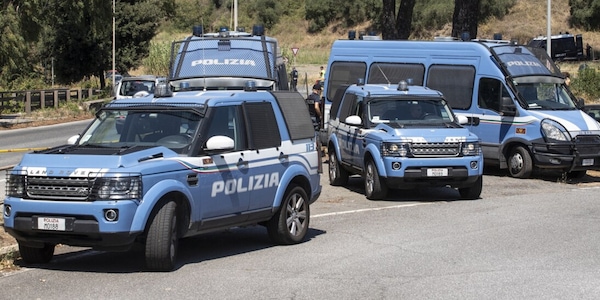 Caos e scontri tra tifosi di Perugia e Lucchese in autostrada: maxi rissa, interviene la polizia