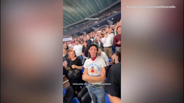 Valentino Rossi si scatena al concerto di Jovanotti insieme a Lucio Corsi e Cesare Cremonini