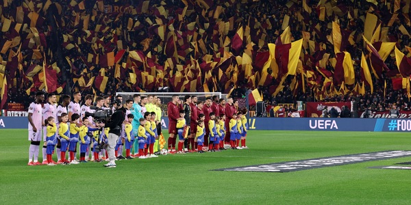 Migliaia di bandiere all'Olimpico, Totti si emoziona: il commento fa impazzire i tifosi della Roma