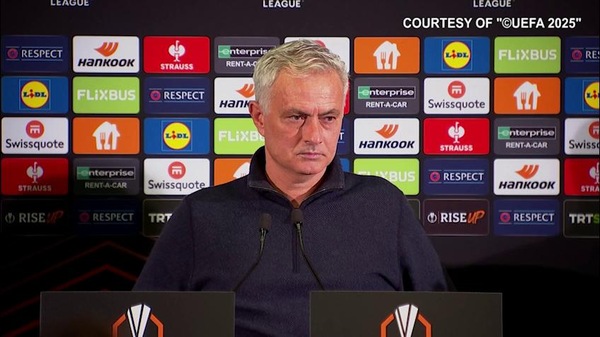 Mourinho, show in conferenza: dorme e russa mentre arriva la domanda del giornalista!