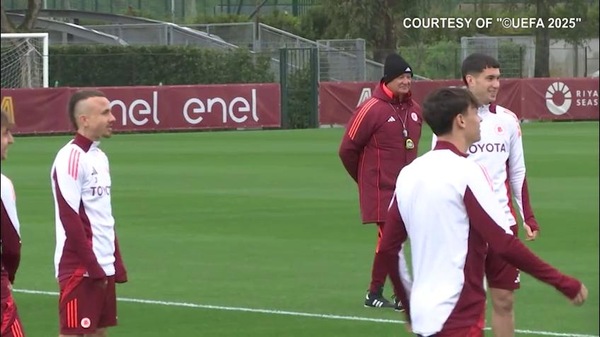 Roma, quante risate: schiaffi e calci a Shomurodov