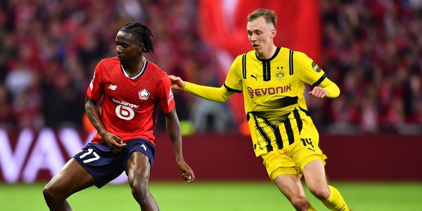 Lille-Borussia Dortmund, i giocatori si fermano dopo otto minuti. Partita sospesa per un motivo sorprendente