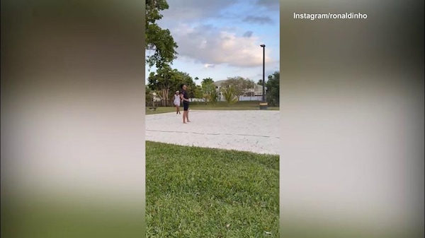 Ronaldinho, grande sfida in spiaggia