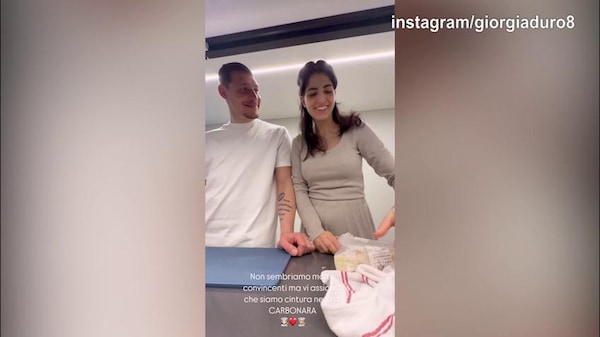 Belotti e la moglie, show in cucina alle prese con...la carbonara