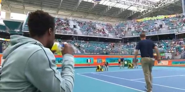 Smette di piovere ma Monfils-Korda non ricomincia: a Miami c'è un problema sul centrale. L'assurda spiegazione