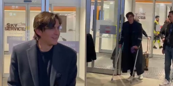 Dybala torna a Roma, le immagini in stampelle: "In campo a settembre? Non lo so"