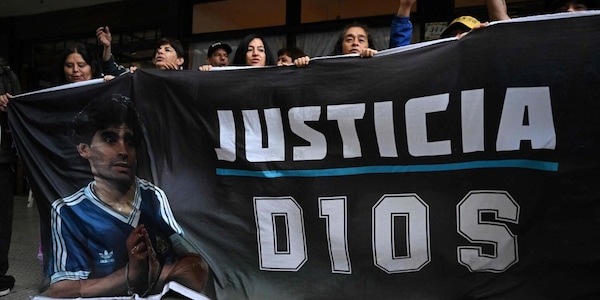 Processo Maradona, trasmesso il video dell'autopsia: "Dodici ore di agonia"