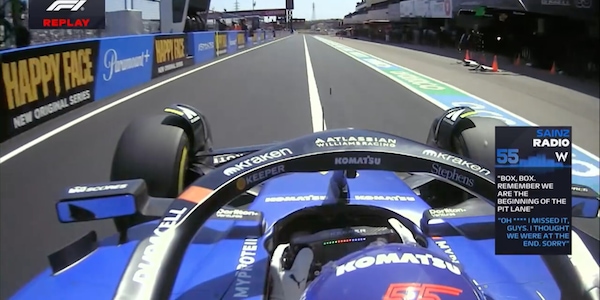 L'errore incredibile di Sainz: sbaglia box e va verso quello Ferrari! E gli scappa la parolaccia...