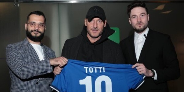 Totti arriva in Russia, ecco la prima foto: cosa è andato a fare e chi lo ha accompagnato