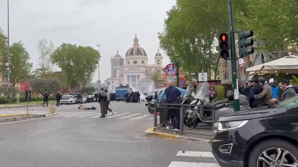 Lazio-Roma, la polizia si scontra con i tifosi biancocelesti