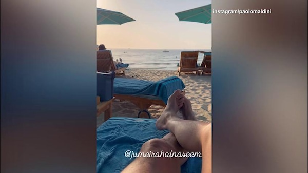 Paolo Maldini in spiaggia a Dubai