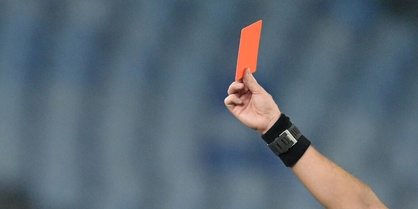 Aggressione all'arbitro, 4 anni di squalifica al calciatore: cosa è successo