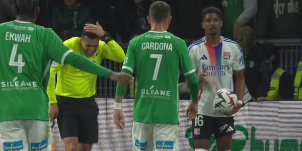 Vergogna in Ligue 1, moneta lanciata contro l'assistente durante S. Etienne-Lione! Partita sospesa