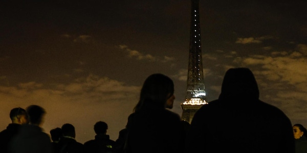 Dalla Tour Eiffel spenta alle luci gialle a Buenos Aires, i tributi delle città del mondo a Papa Francesco