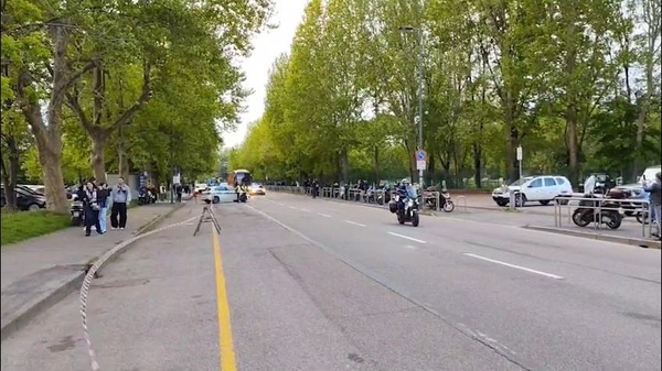 Inter-Milan, l'arrivo del pullman rossonero tra i fischi dei tifosi nerazzurri