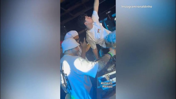 Ronaldinho in console in discoteca